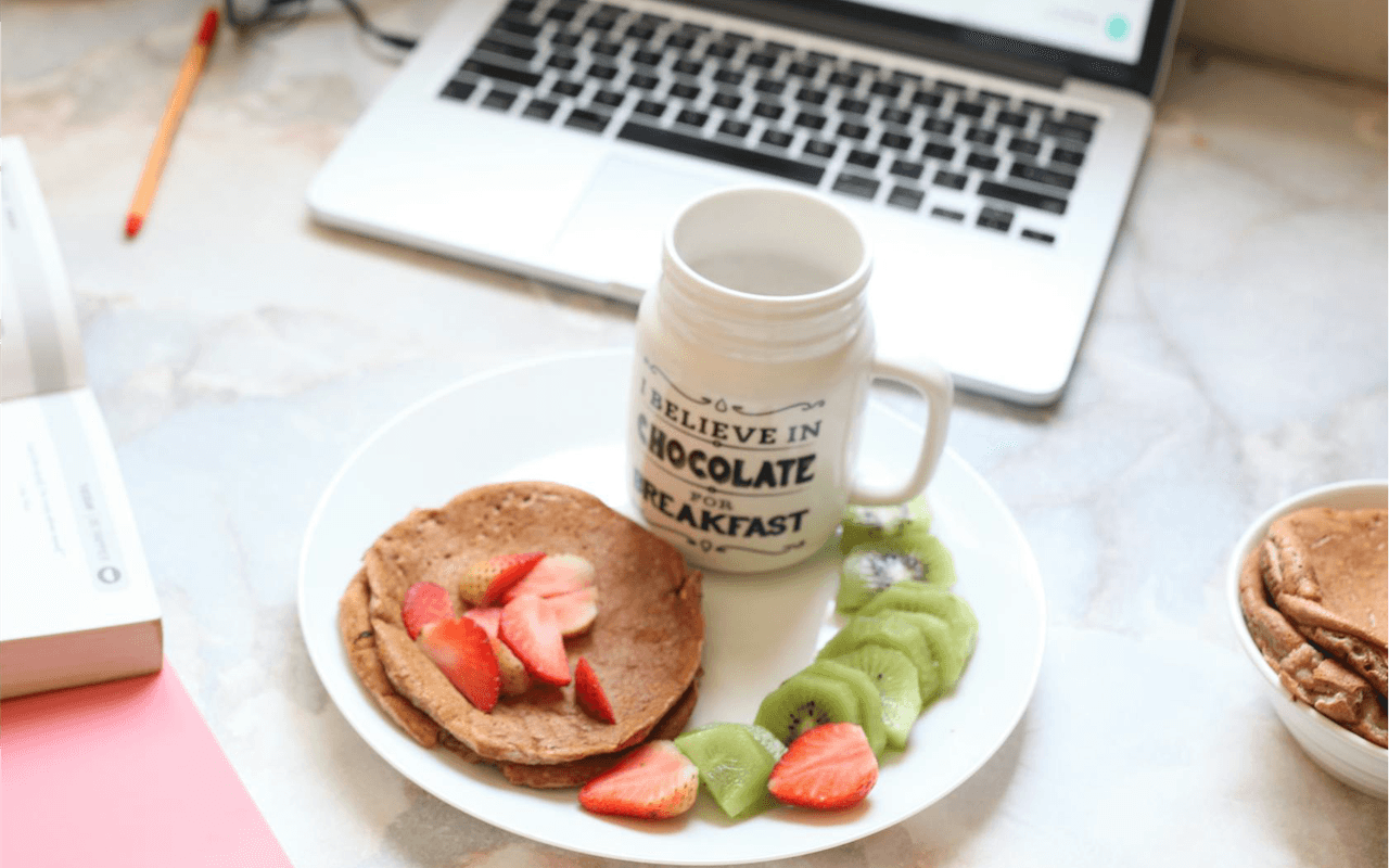 9 Healthy Snacks to Keep at Your Desk in Dubai Offices in 2025